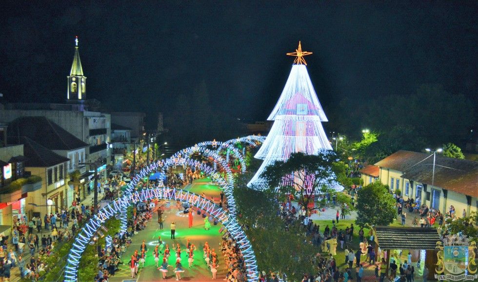 Sábado de acendimento das luzes de Natal em Carlos Barbosa