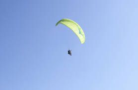 Piloto de Paraglider cai sobre telhado em Carlos Barbosa