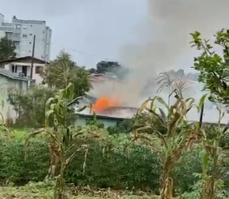 Residência é destruída por incêndio em Garibaldi