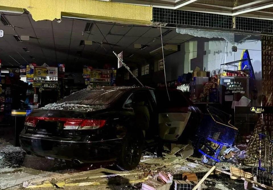 Colisão entre três veículos faz carro invadir supermercado em Taquari