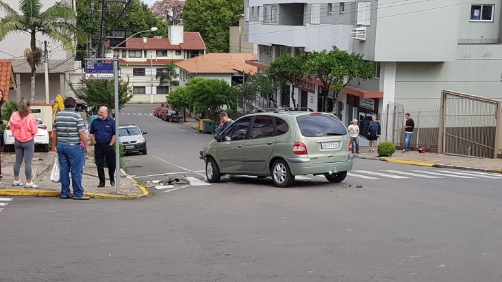 Após colisão, carro invade a calçada  em Carlos Barbosa