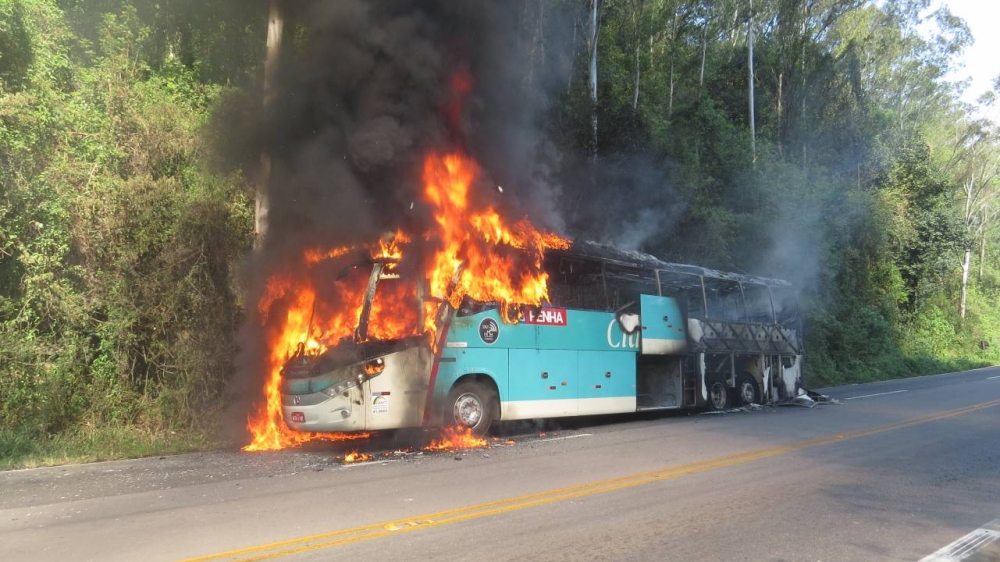 Ônibus de turismo pega fogo na ERS-122 em Nova Milano