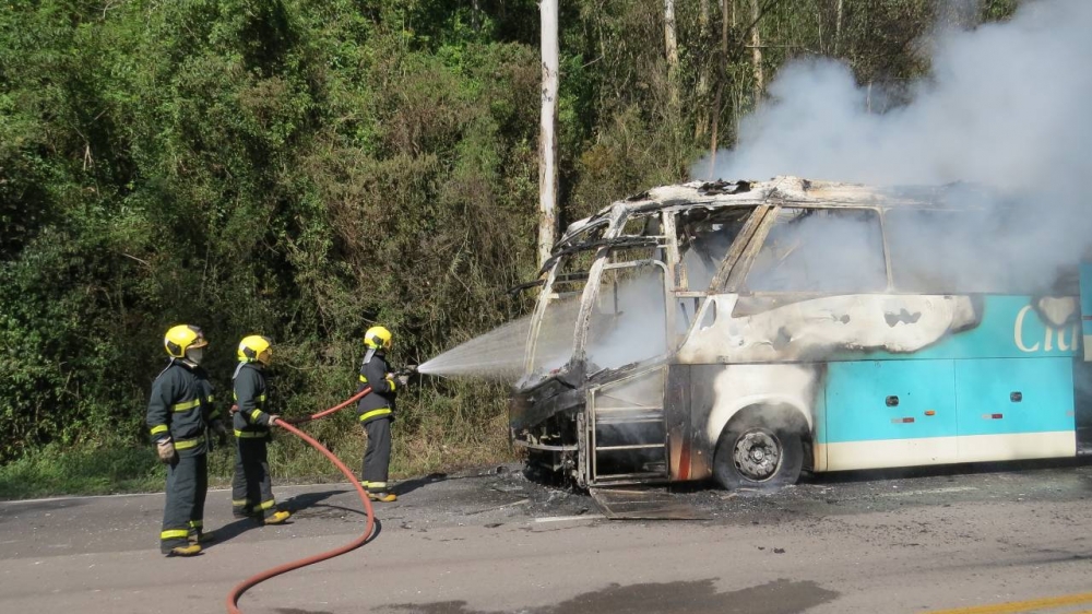 Ônibus de turismo pega fogo na ERS-122 em Nova Milano