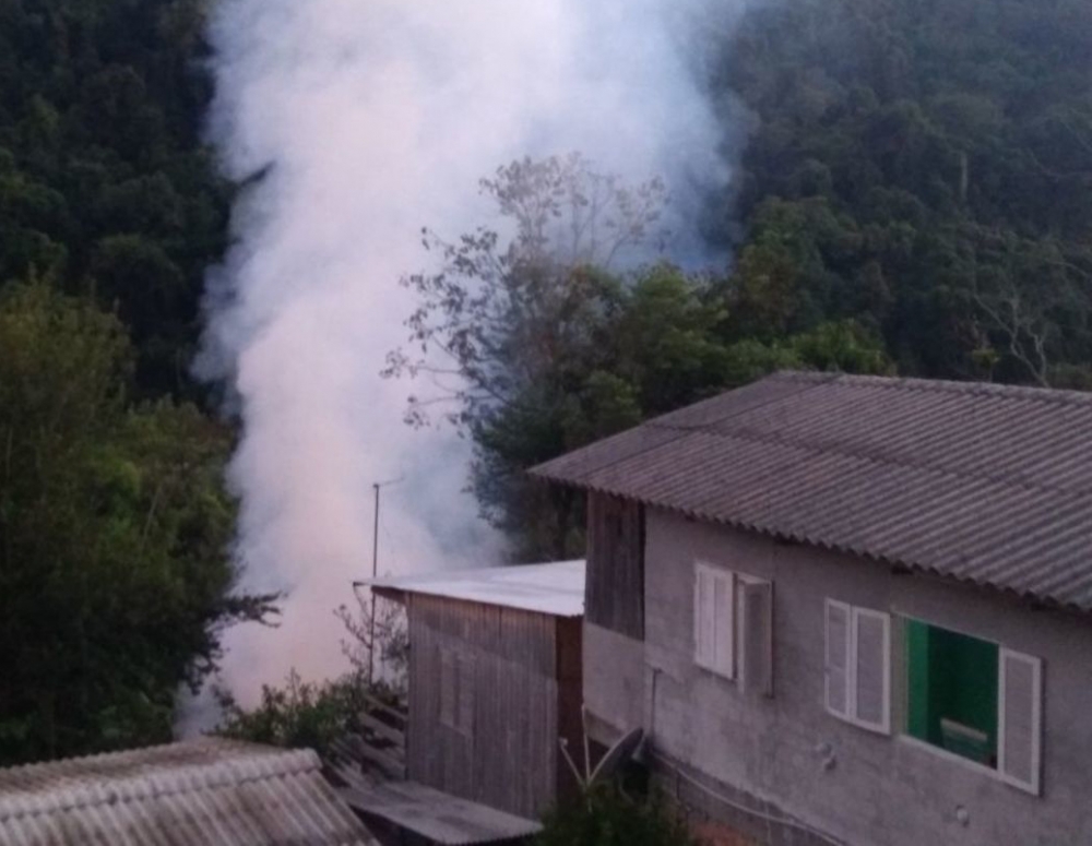 Incêndio destrói casa no bairro Zatt em Bento Gonçalves