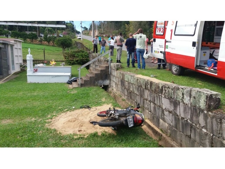 Após colisão, motociclista é arremessado para dentro do cemitério e morre