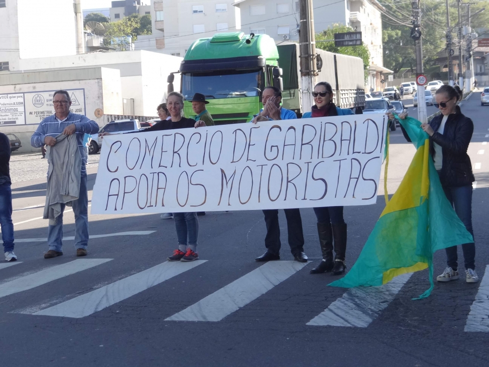 Comerciantes realizam ato em apoio a caminhoneiros no Centro de Garibaldi