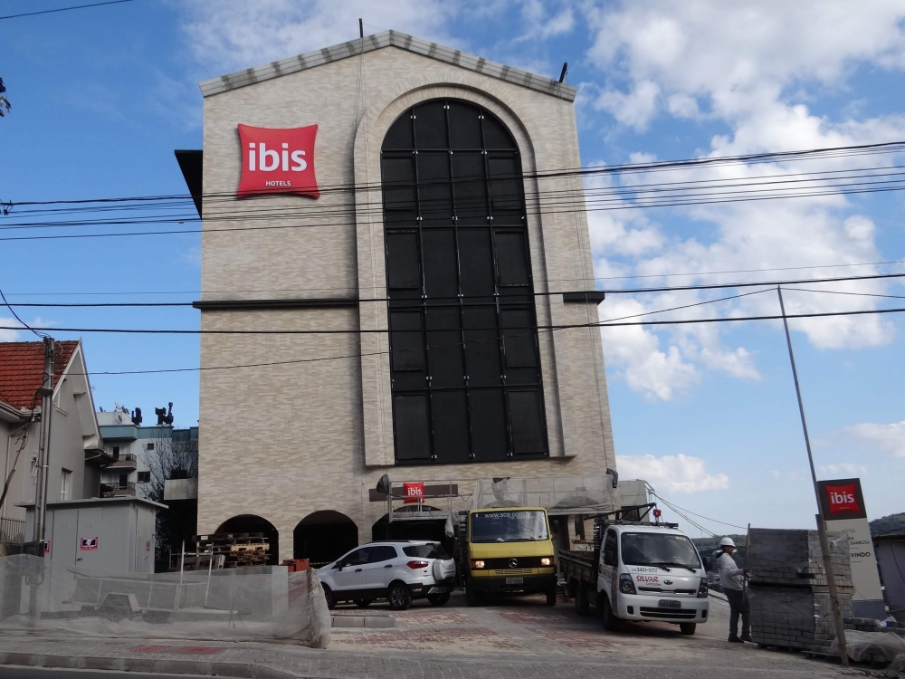 Construção do Hotel Ibis em Carlos Barbosa na reta final