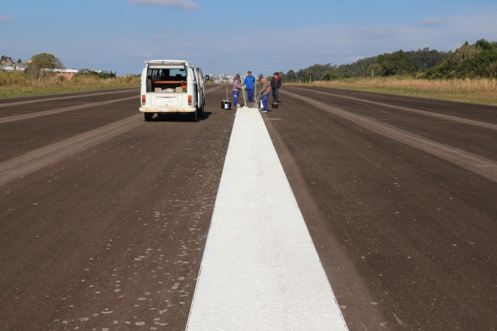 Sinalização e pintura na pista do aeródromo de Garibaldi é feita