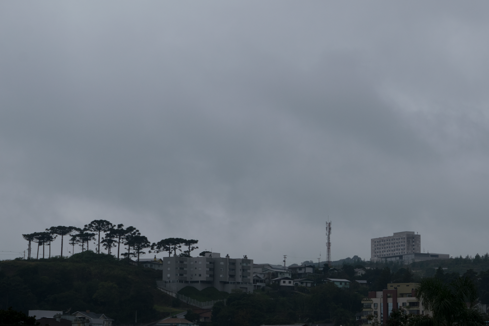 Dia começa nublado, mas previsão é de tempo firme na serra