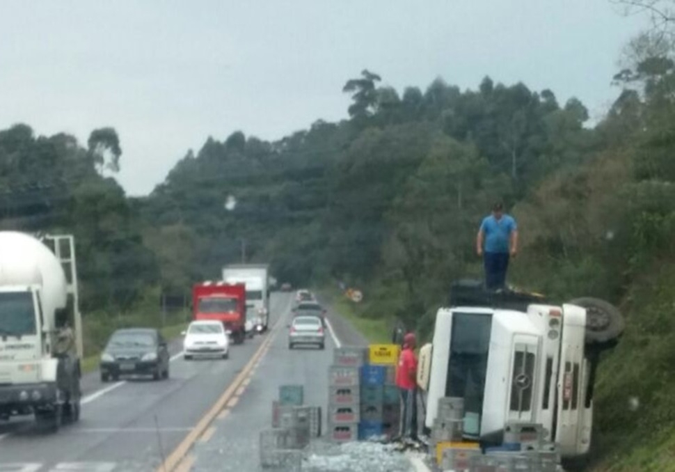 Caminhão de Bebidas capota em Santo Antônio de Castro