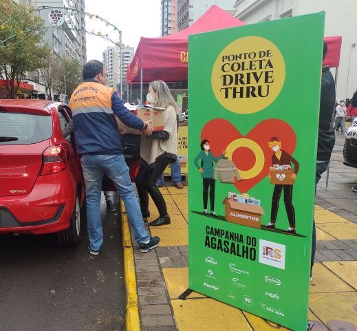 Drive-thru da Campanha do Agasalho de Bento arrecada 4 mil peças de roupas