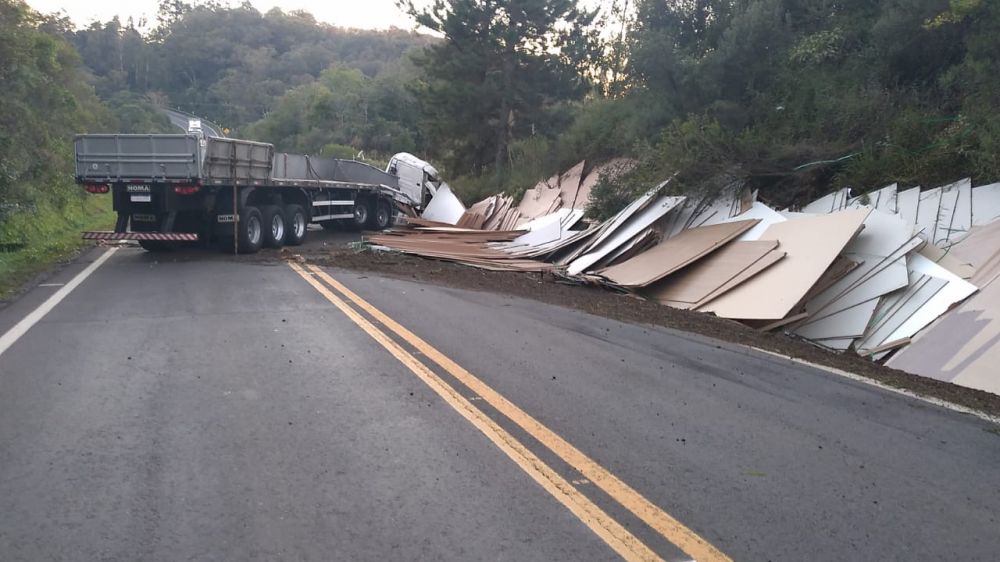 Acidente com caminhão causa transtorno na BR-470 em Carlos Barbosa