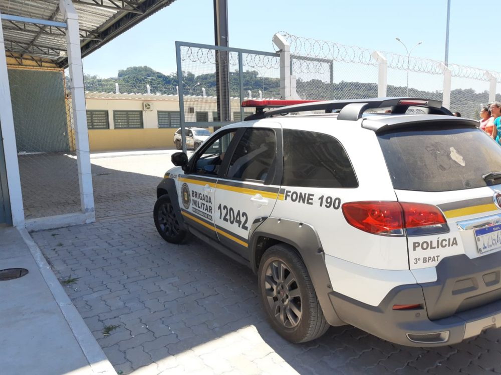 Taxista tem carro roubado em Carlos Barbosa