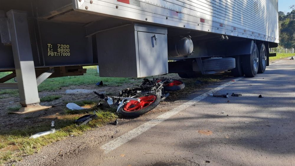 Motociclista morre após colidir com carreta no Vale dos Vinhedos