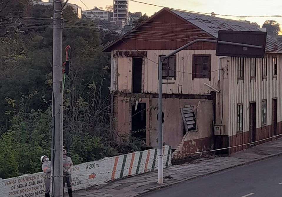 Parte da estrutura de casa histórica desaba em Garibaldi