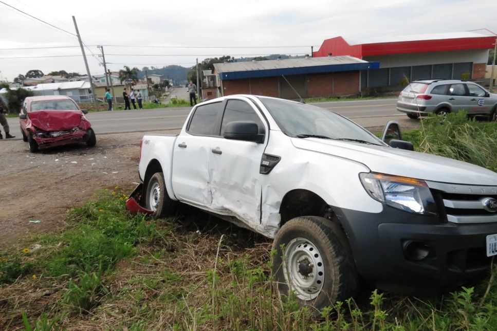 Acidente entre camionete e carro deixa cinco feridos na RSC- 453