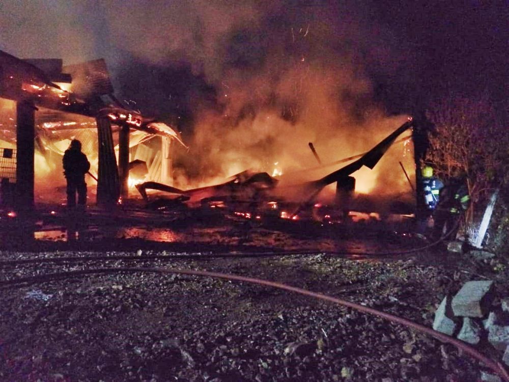 Pavilhão é destruído por incêndio em Barão