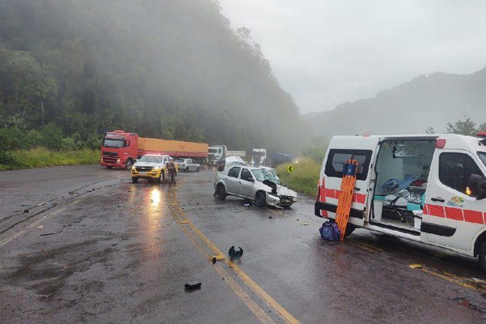 Homem é encontrado dentro de porta-malas após acidente na ERS-122