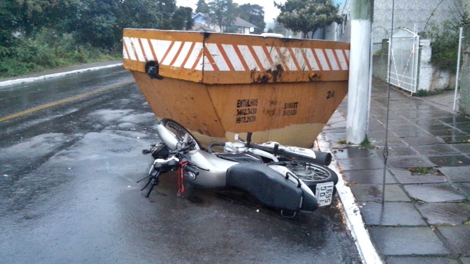 Menor pilotando moto colide em contêiner no Bairro Três Lagoas