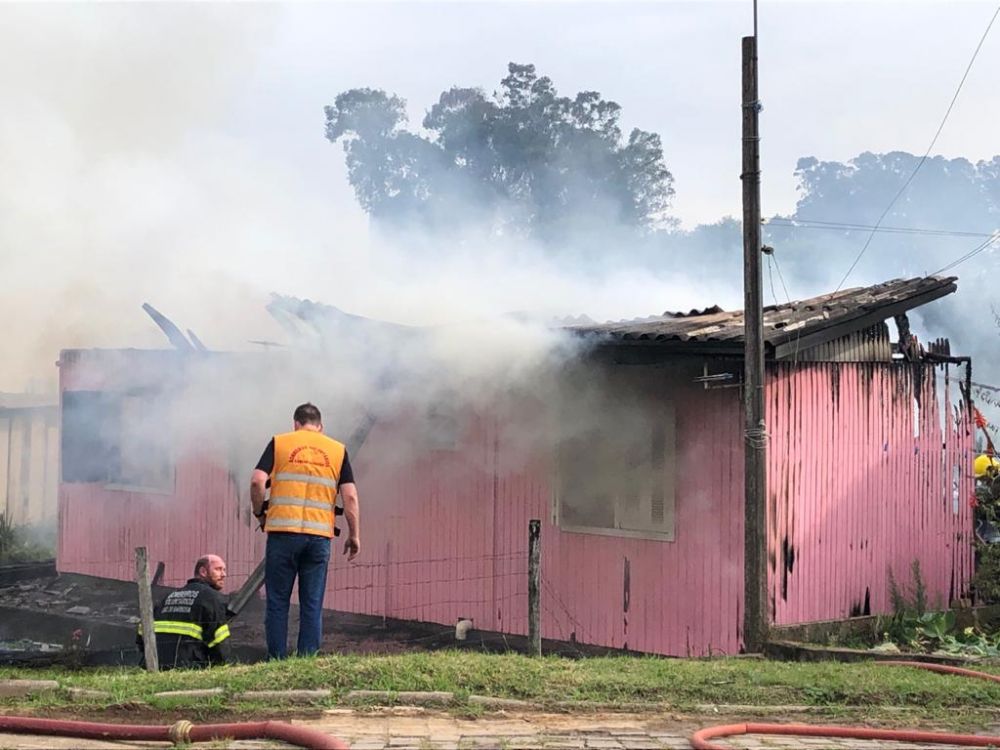 Idosa morre carbonizada em incêndio à residência em Carlos Barbosa