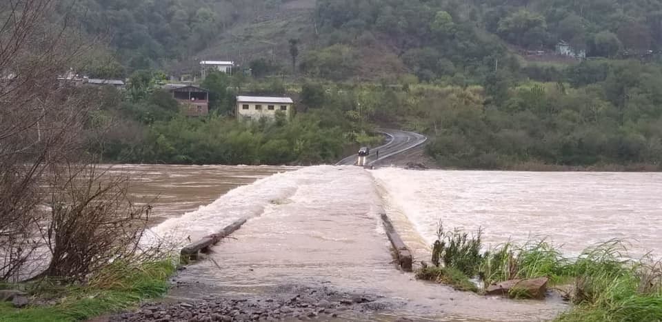 Com alto nível das águas, ponte sobre o rio das Antas é interditada