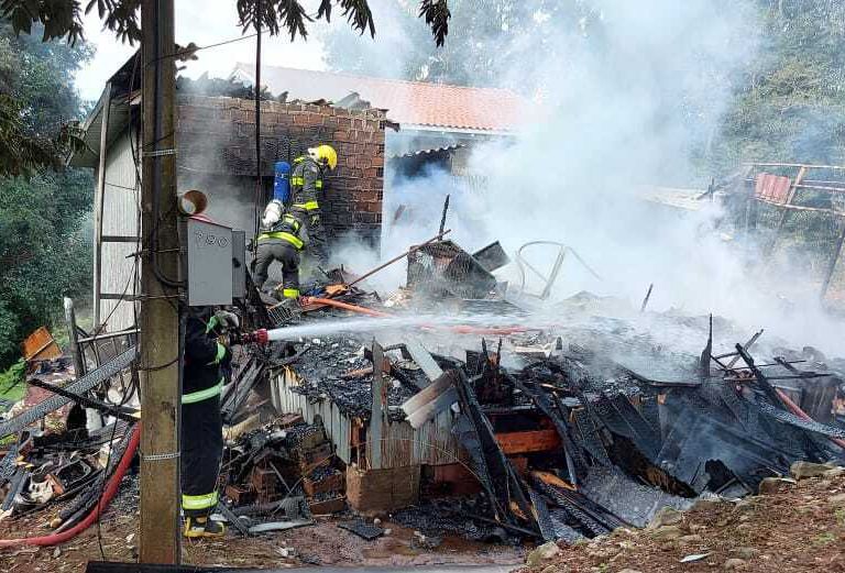 Incêndio consome residência na Garibaldina