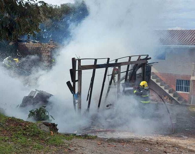 Incêndio consome residência na Garibaldina