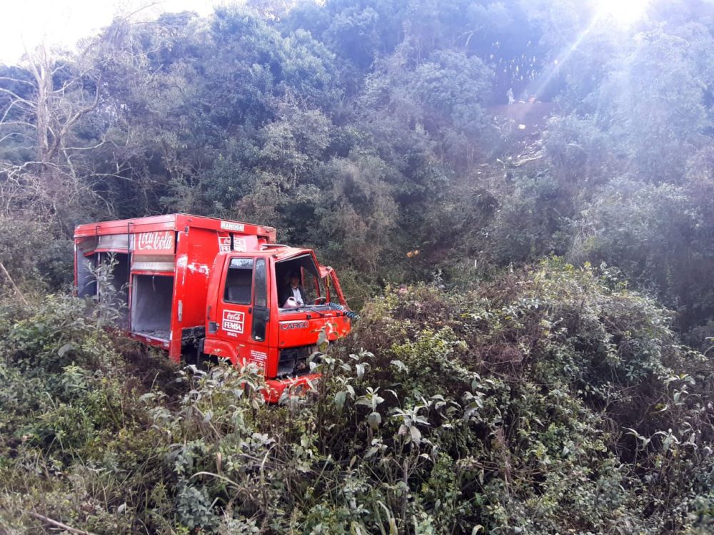 Motorista perde o controle e capota caminhão em barranco de quase 20 metros