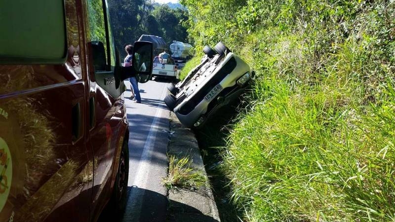 Capotamento deixa duas pessoas feridas na BR-470 em Bento Gonçalves