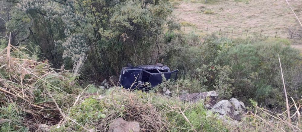 Veículo sai da pista e capota em ribanceira na RSC-453, em Garibaldi