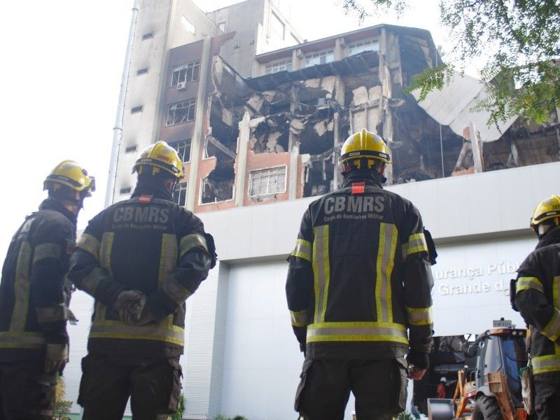 Busca por bombeiros desaparecidos no prédio da SSP segue