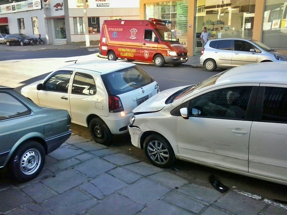 Condutora perde controle e atinge diversos veículos em Garibaldi