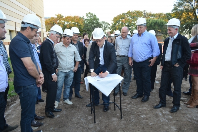 Ordem de serviço para construção da Rua Coberta é assinada em Bento