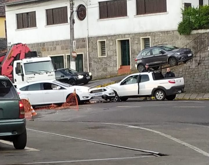 Acidente entre dois veículos interrompe trânsito na Buarque de Macedo