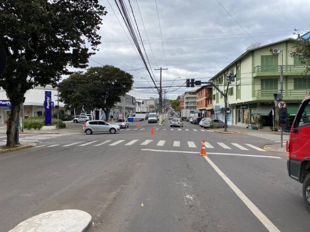 Com sinaleira sem funcionar, cones são improvisados no centro de Garibaldi