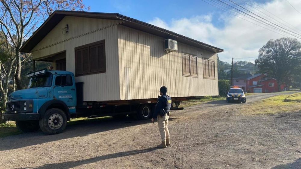 Motorista colide contra casa em movimento no interior de Carlos Barbosa