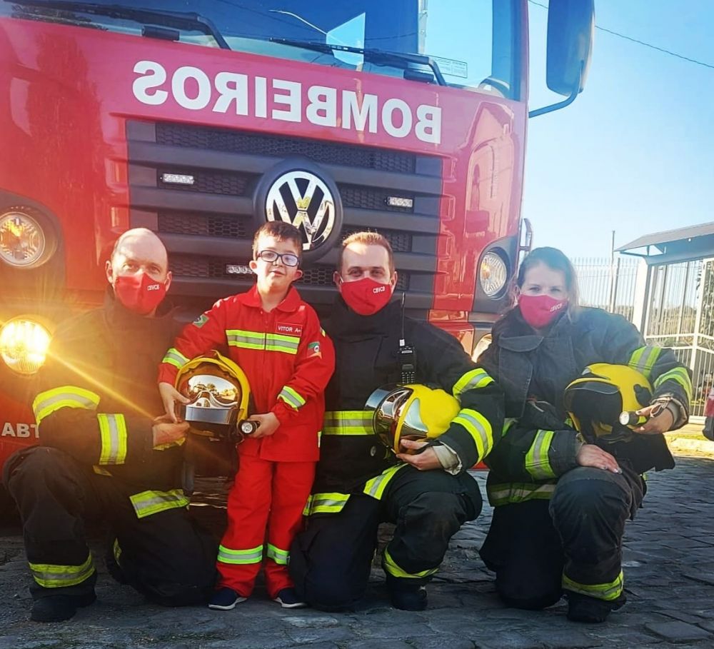 Bombeiros barbosenses fazem surpresa de aniversário para criança