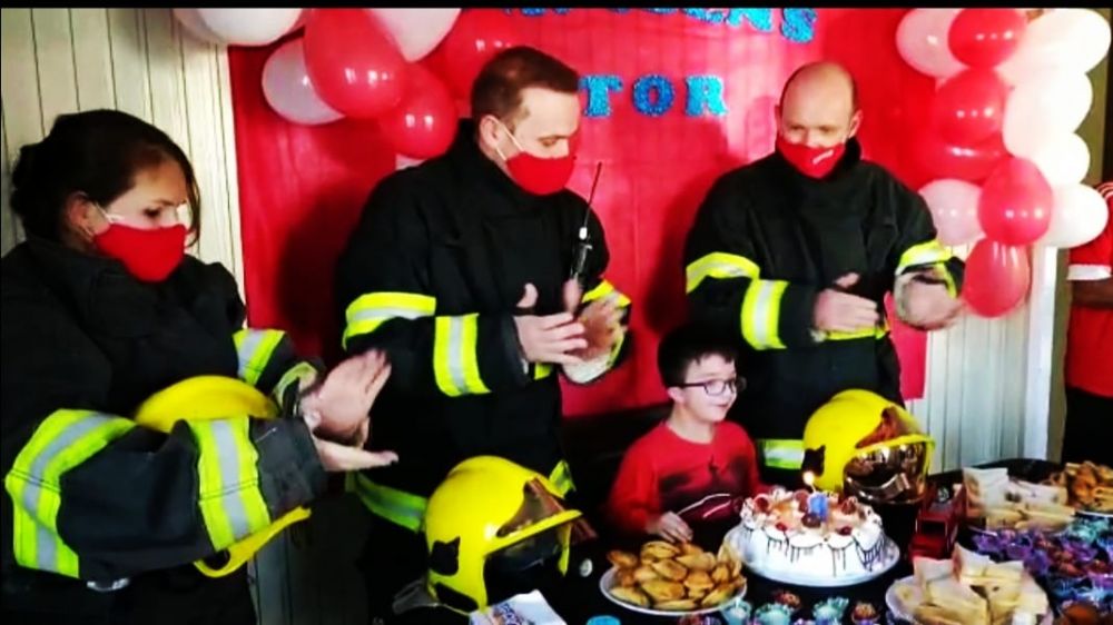Bombeiros barbosenses fazem surpresa de aniversário para criança