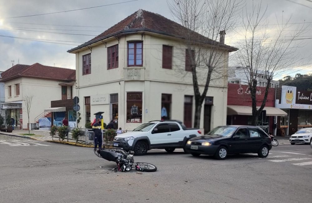 Motociclista fica ferido após colidir com caminhão no centro de Garibaldi