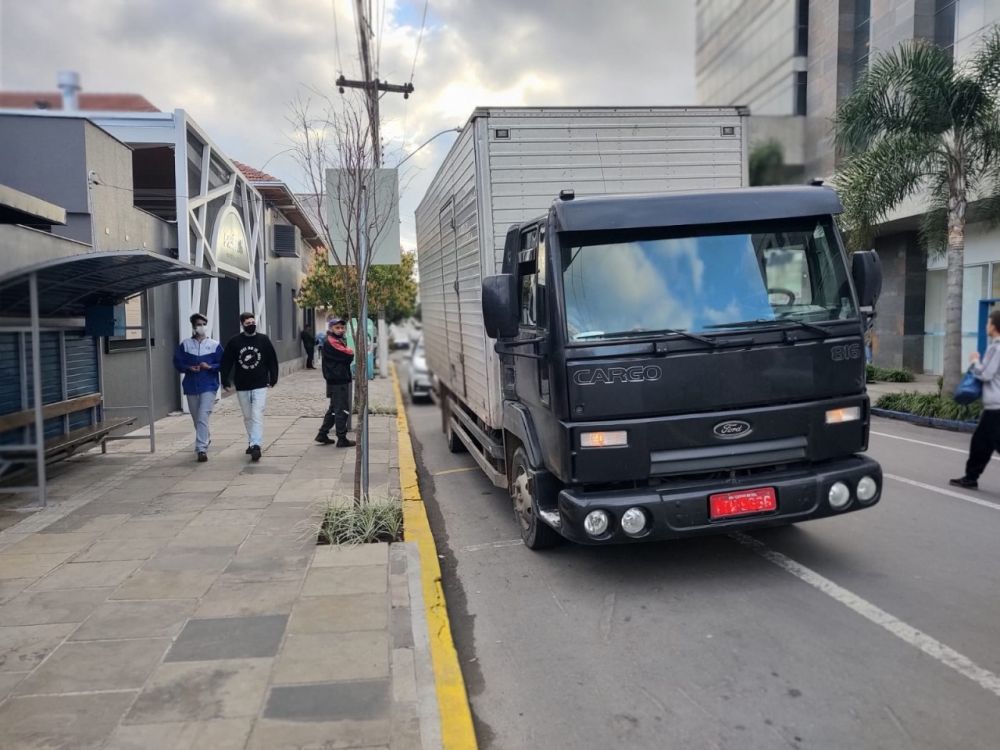 Motociclista fica ferido após colidir com caminhão no centro de Garibaldi