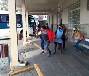 Socos, chutes e muita briga na estação rodoviária de Garibaldi 