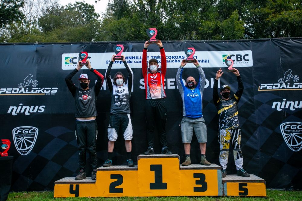 Família Spader conquista mais troféus no Downhill