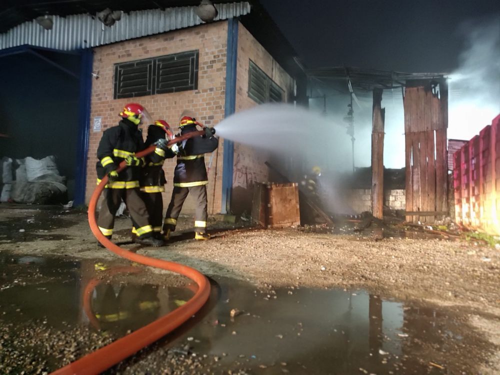 Incêndio de grandes proporções destrói associação de recicláveis em Garibaldi