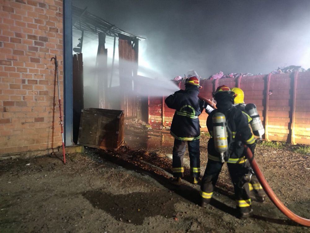 Incêndio de grandes proporções destrói associação de recicláveis em Garibaldi