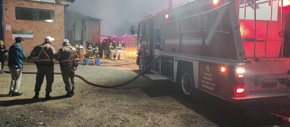 Incêndio de grandes proporções destrói associação de recicláveis em Garibaldi