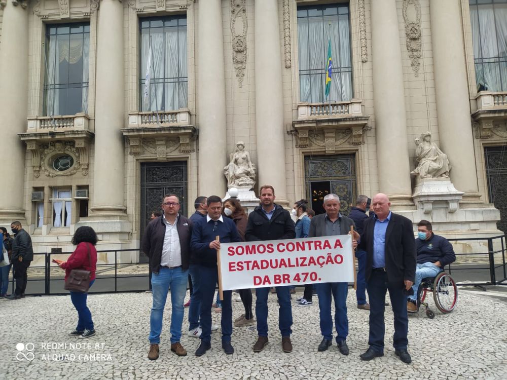 Enio Grolli e Felipe Xavier protestam contra a estadualização da BR-470 em Porto Alegre