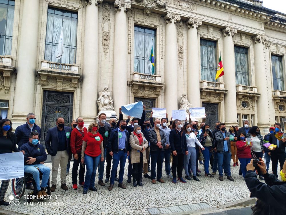 Enio Grolli e Felipe Xavier protestam contra a estadualização da BR-470 em Porto Alegre