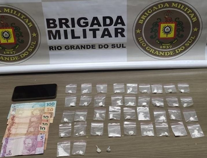 Homem é preso por tráfico de drogas na Praça da Martini