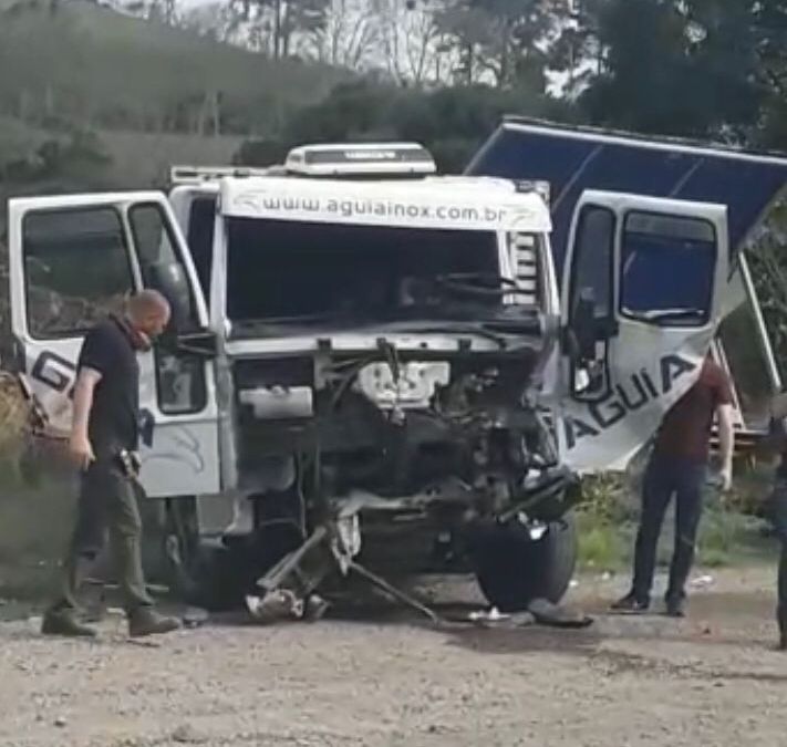 Colisão entre dois caminhões deixa um ferido no trevo de Tamandaré