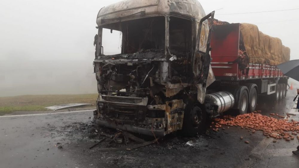 Carreta é destruída pelo fogo na entrada de Carlos Barbosa